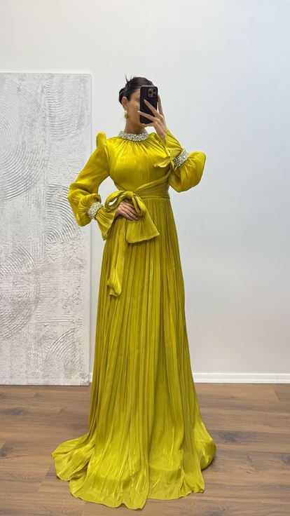 Abito da sera con dettagli ricamati su maniche e collo verde mela