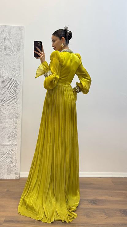 Abito da sera con dettagli ricamati su maniche e collo verde mela