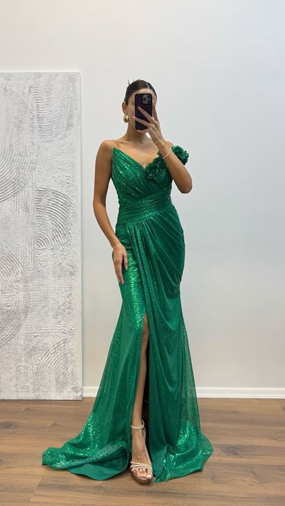 Vestido de noche con detalle de flores esmeralda