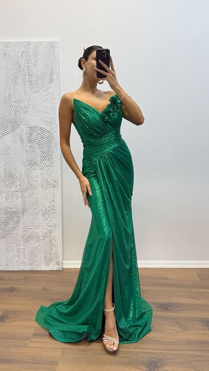 Vestido de noche con detalle de flores esmeralda