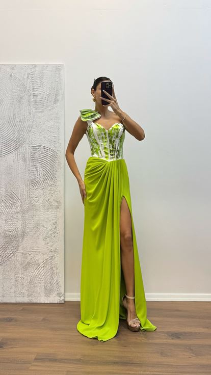 فستان سهرة أخضر بكتف واحد