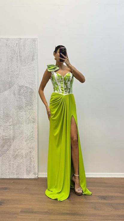 فستان سهرة أخضر بكتف واحد