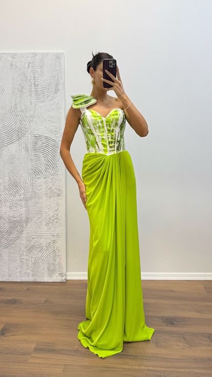 فستان سهرة أخضر بكتف واحد