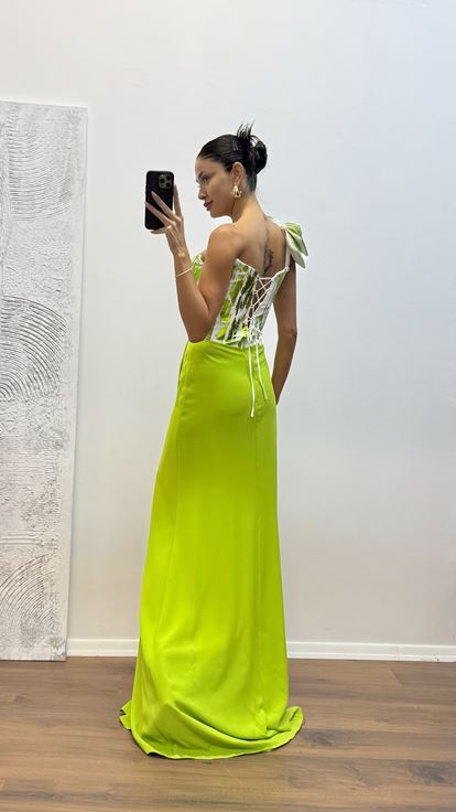 فستان سهرة أخضر بكتف واحد