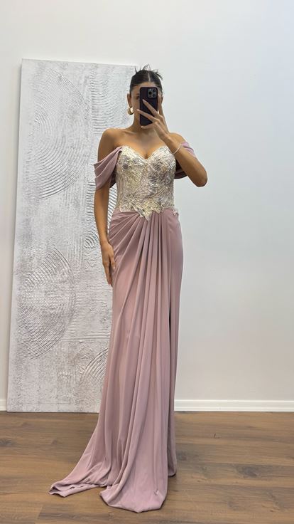 Abito da sera rosa con ricamo sul retro 