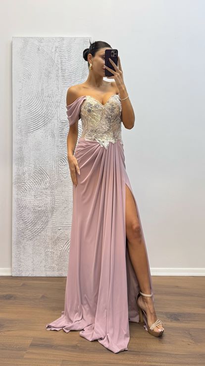 Abito da sera rosa con ricamo sul retro 