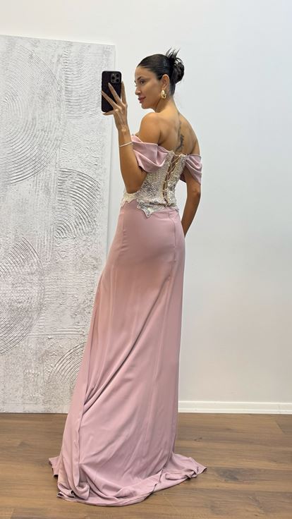 Abito da sera rosa con ricamo sul retro 