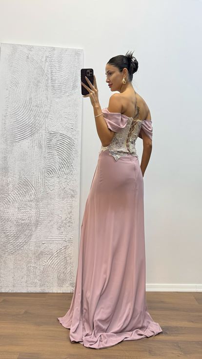 Abito da sera rosa con ricamo sul retro 