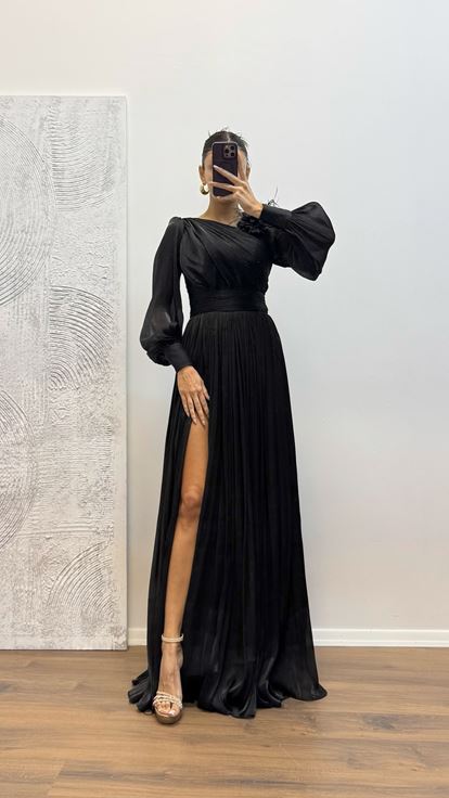 Schwarzes Abendkleid aus Chiffon mit Blumendetail an der Schulter