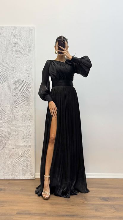 Schwarzes Abendkleid aus Chiffon mit Blumendetail an der Schulter