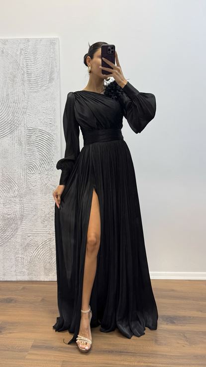 Schwarzes Abendkleid aus Chiffon mit Blumendetail an der Schulter