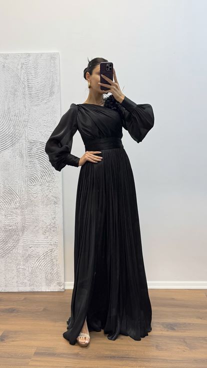 Schwarzes Abendkleid aus Chiffon mit Blumendetail an der Schulter