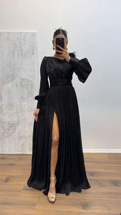 Schwarzes Abendkleid aus Chiffon mit Blumendetail an der Schulter