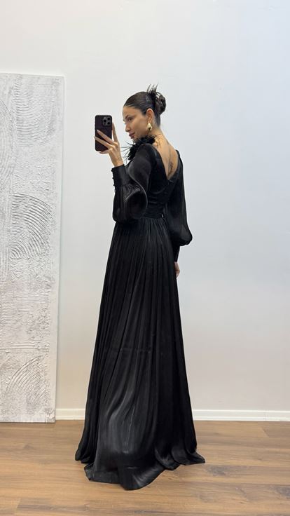 Schwarzes Abendkleid aus Chiffon mit Blumendetail an der Schulter