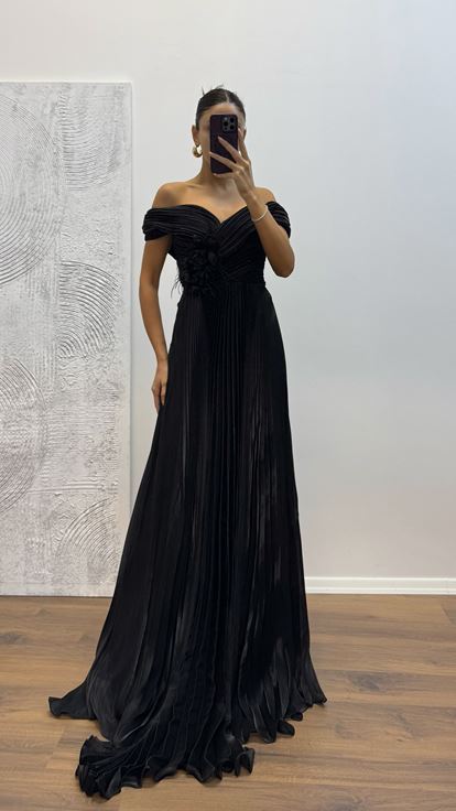 Robe de soirée plissée à col Madonna noire