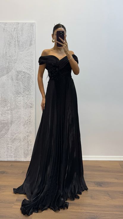 Robe de soirée plissée à col Madonna noire