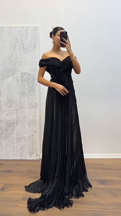 Robe de soirée plissée à col Madonna noire