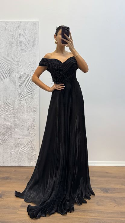 Robe de soirée plissée à col Madonna noire