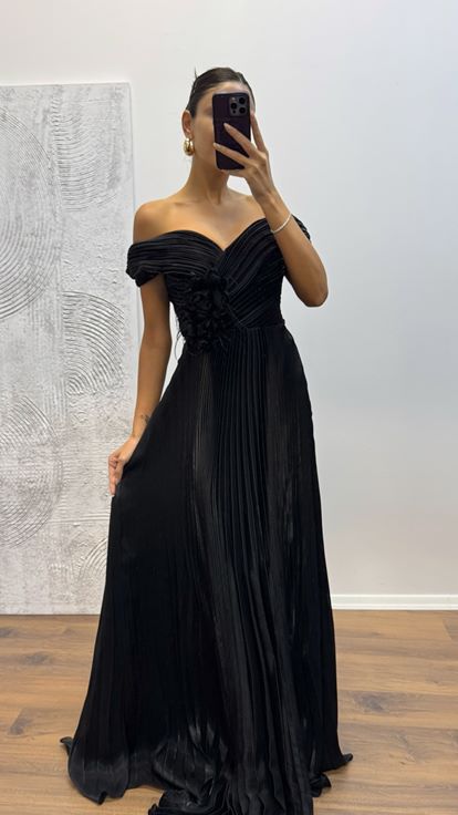 Robe de soirée plissée à col Madonna noire