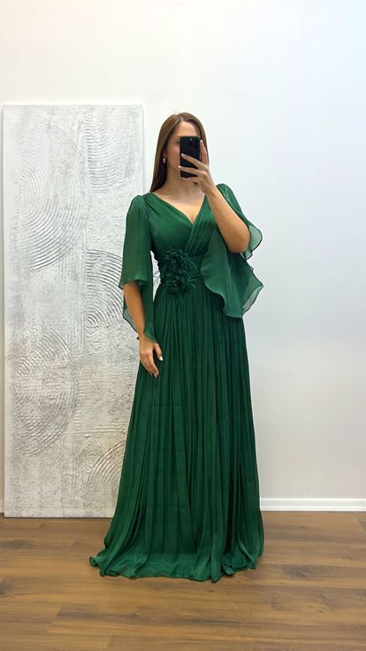 الزمرد الخامس الرقبة زهرة التفاصيل بالاضافة الى حجم فستان السهرة