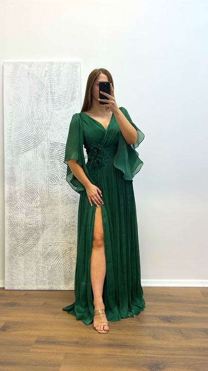 الزمرد الخامس الرقبة زهرة التفاصيل بالاضافة الى حجم فستان السهرة