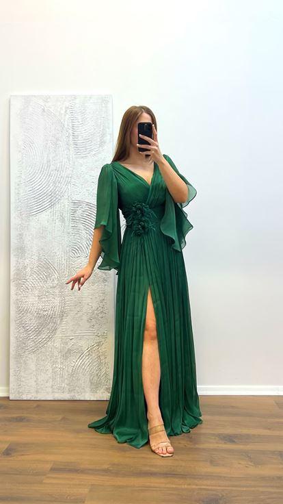 الزمرد الخامس الرقبة زهرة التفاصيل بالاضافة الى حجم فستان السهرة