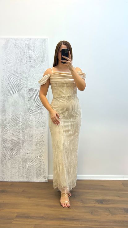 Abito da sera con spalline dorate e ricami