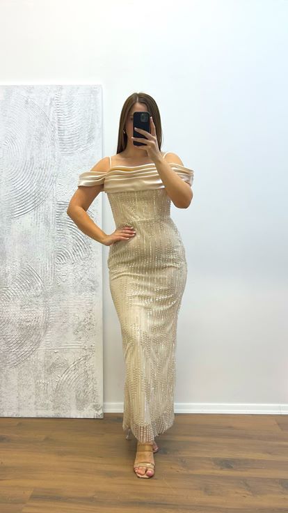 Abito da sera con spalline dorate e ricami