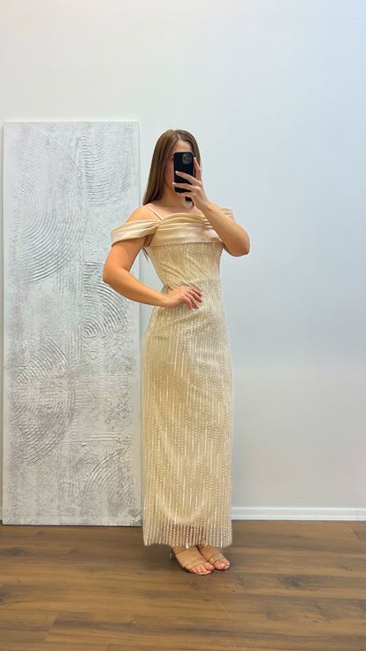 Abito da sera con spalline dorate e ricami