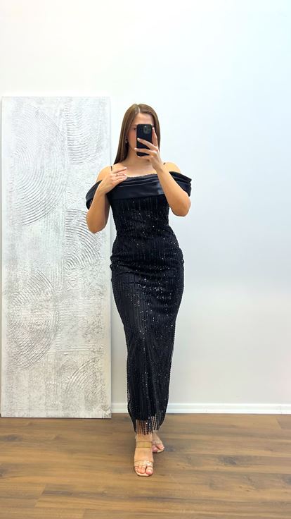 فستان سهرة أسود مطرز بأشرطة