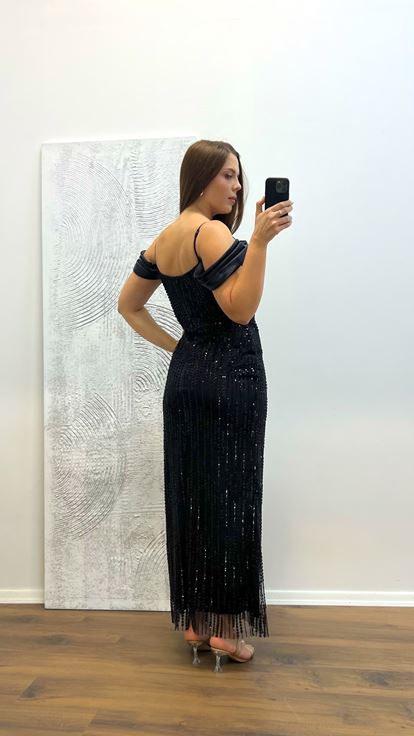 فستان سهرة أسود مطرز بأشرطة