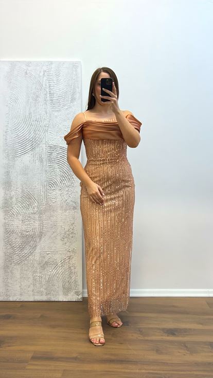 فستان سهرة مطرز بأشرطة نحاسية