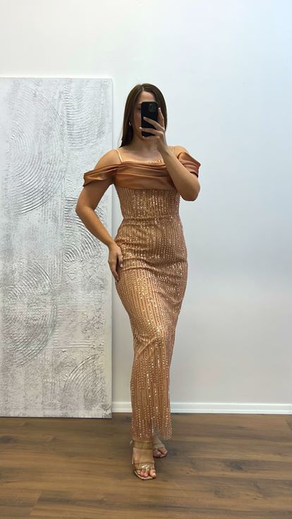 فستان سهرة مطرز بأشرطة نحاسية