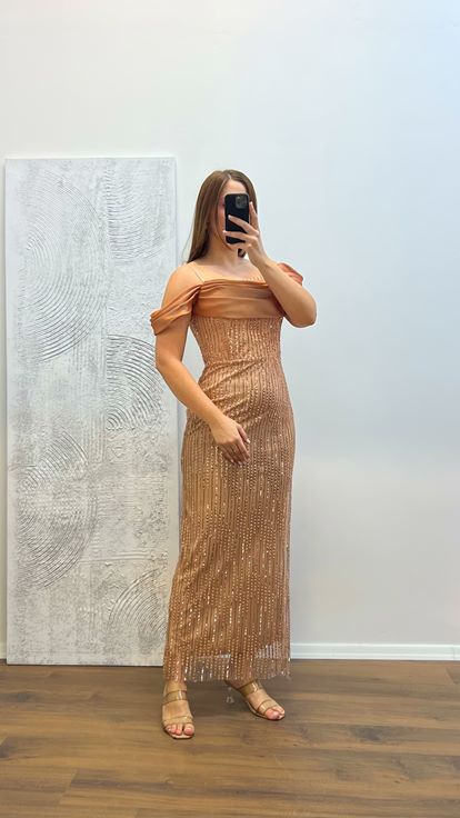 فستان سهرة مطرز بأشرطة نحاسية