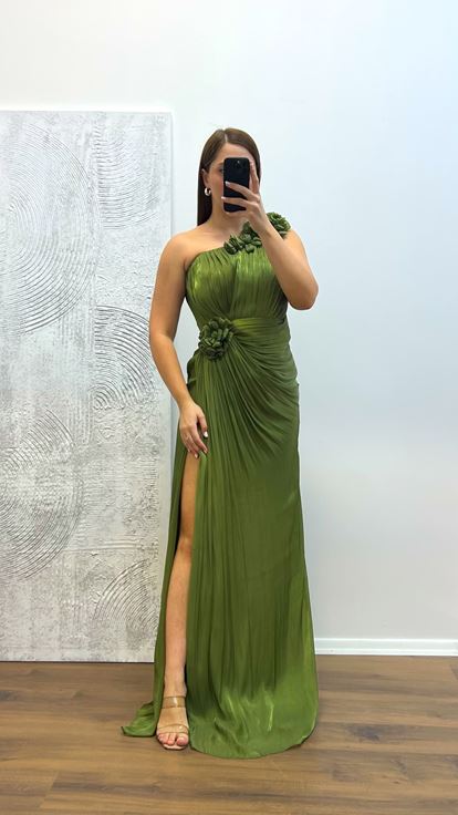 Khakifarbenes One-Shoulder-Abendkleid mit Blumendetail in Übergröße