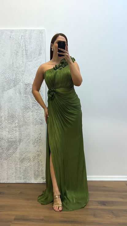 Khakifarbenes One-Shoulder-Abendkleid mit Blumendetail in Übergröße