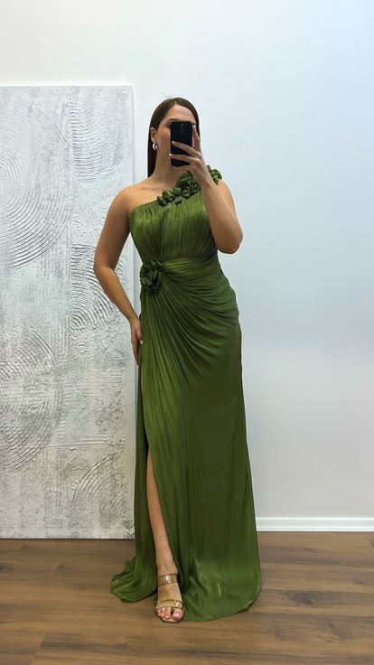 Khakifarbenes One-Shoulder-Abendkleid mit Blumendetail in Übergröße