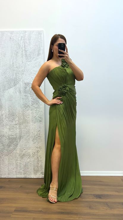 Khakifarbenes One-Shoulder-Abendkleid mit Blumendetail in Übergröße