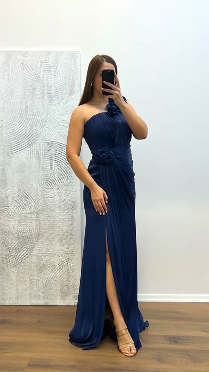 Marineblaues One-Shoulder-Abendkleid mit Blumendetail in Übergröße