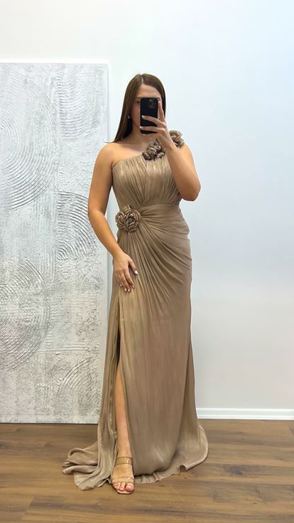 Dunkelgoldenes One-Shoulder-Abendkleid mit Blumendetail in Übergröße