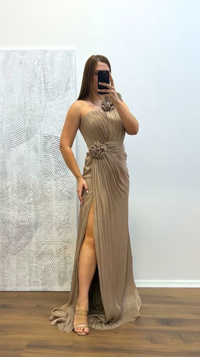 Dunkelgoldenes One-Shoulder-Abendkleid mit Blumendetail in Übergröße
