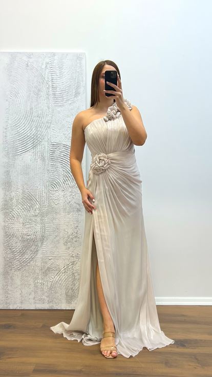 Steinfarbenes One-Shoulder-Abendkleid mit Blumendetail in Übergröße