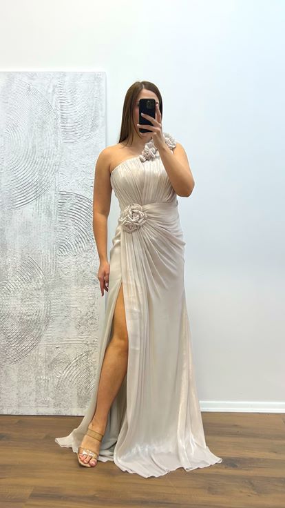 Steinfarbenes One-Shoulder-Abendkleid mit Blumendetail in Übergröße