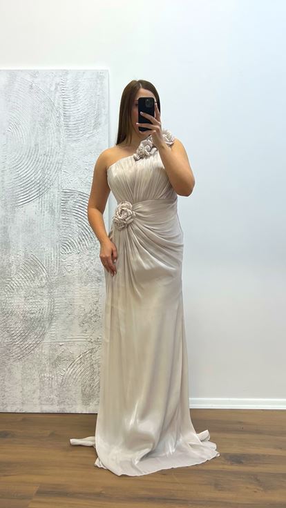 Steinfarbenes One-Shoulder-Abendkleid mit Blumendetail in Übergröße