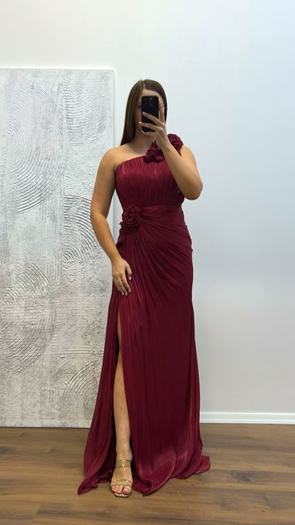 فستان سهرة مقاس كبير وتفاصيل زهور بكتف واحد باللون العنابي