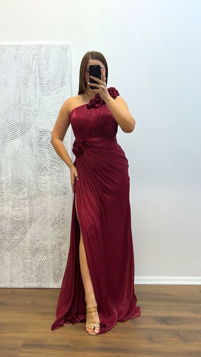 فستان سهرة مقاس كبير وتفاصيل زهور بكتف واحد باللون العنابي