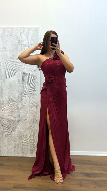 فستان سهرة مقاس كبير وتفاصيل زهور بكتف واحد باللون العنابي