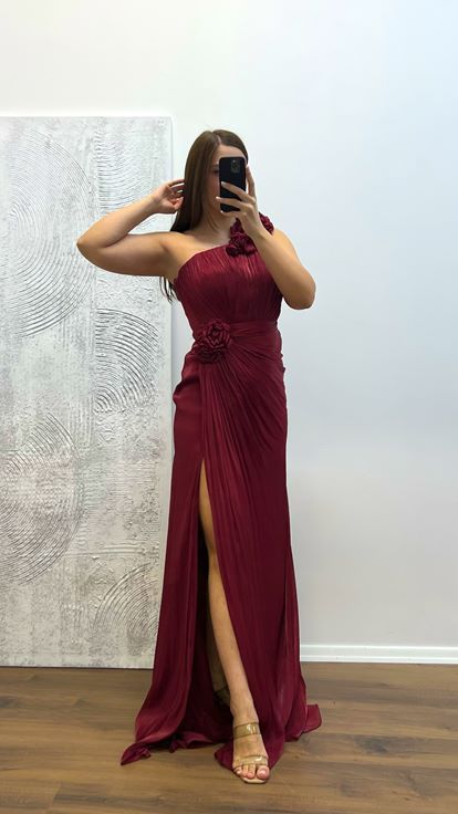 فستان سهرة مقاس كبير وتفاصيل زهور بكتف واحد باللون العنابي