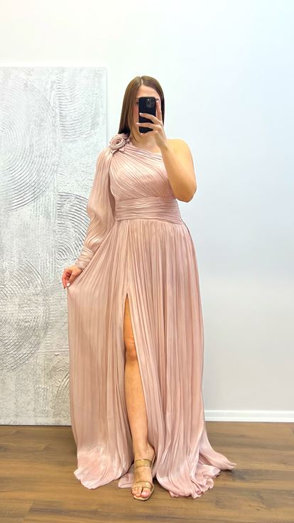 فستان سهرة من الشيفون ذو كم واحد مطوي بالإضافة إلى حجم مسحوق