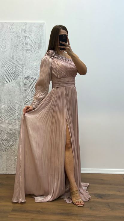 فستان سهرة من الشيفون ذو كم واحد مطوي بالإضافة إلى حجم مسحوق